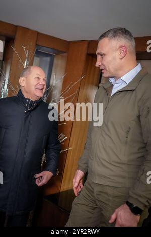 Kiew, Ukraine. Dezember 2024. Bundeskanzler Olaf Scholz (l, SPD) trifft den Kiewer Bürgermeister Vitali Klitschko zu Gesprächen. Quelle: Kay Nietfeld/dpa/Alamy Live News Stockfoto