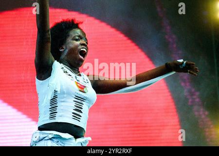 BASEMENT JAXX, RADIO ONE LIVE, 2002: Corrina Joseph Gastsängerin mit Basement Jaxx, Live bei Radio 1 One Big Sunday im Morfa Stadium in Swansea am 16. Juni 2002. Foto: ROB WATKINS. INFO: Basement Jaxx, ein britisches Duo für elektronische Musik, das 1994 von Felix Buxton und Simon Ratcliffe gegründet wurde, ist bekannt für seine eklektische Mischung aus House, Funk und Pop. Sie sind bekannt für Hits wie „Where's Your Head at“ und haben weltweit Anerkennung und zahlreiche Auszeichnungen erhalten. Stockfoto