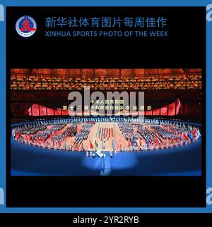 (241202) -- PEKING, 2. Dezember 2024 (Xinhua) -- XINHUA SPORTFOTO DER WOCHE (vom 18. November bis 1. Dezember 2024) ÜBERMITTELT am 2. Dezember 2024. Dieses Foto vom 22. November 2024 zeigt den Blick im Stadion während der Eröffnungszeremonie der 12. Nationalen traditionellen Spiele ethnischer Minderheiten Chinas in Sanya, südchinesischer Provinz Hainan. (Xinhua/Guo Cheng) Stockfoto