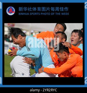 (241202) -- PEKING, 2. Dezember 2024 (Xinhua) -- XINHUA SPORTFOTO DER WOCHE (vom 18. November bis 1. Dezember 2024) ÜBERMITTELT am 2. Dezember 2024. He Zhongliang (Front L) von Peking tritt beim Finale zwischen Guangxi und Peking des Huapao (Sparkler-Grabbing)-Events bei den 12. Nationalen traditionellen Spielen ethnischer Minderheiten Chinas in Sanya, südchinesischer Provinz Hainan, am 29. November 2024 an. (Foto: Du Xiaowei/Xinhua) Stockfoto