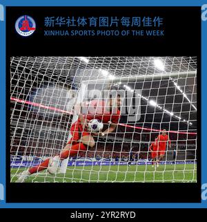 (241202) -- PEKING, 2. Dezember 2024 (Xinhua) -- XINHUA SPORTFOTO DER WOCHE (vom 18. November bis 1. Dezember 2024) ÜBERMITTELT am 2. Dezember 2024. LIN Liangming aus China feiert sein Tor während des Qualifikationsspiels zur FIFA-Weltmeisterschaft 2026 zwischen China und Japan in Xiamen, südöstlicher Provinz Fujian, am 19. November 2024. (Xinhua/Cao-Dose) Stockfoto