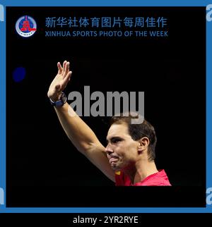 (241202) -- PEKING, 2. Dezember 2024 (Xinhua) -- XINHUA SPORTFOTO DER WOCHE (vom 18. November bis 1. Dezember 2024) ÜBERMITTELT am 2. Dezember 2024. Rafael Nadal aus Spanien winkt den Zuschauern bei einer Hommage an seine Karriere nach dem Viertelfinale zwischen Spanien und den Niederlanden beim Davis Cup Finals-Tennisturnier in Malaga, Spanien, 19. November 2024. Der 22-fache Grand Slam Champion Rafael Nadal beendete seine Karriere, als Spanien am Dienstag beim Davis Cup von den Niederlanden ausschied. (Xinhua/Meng Dingbo) Stockfoto