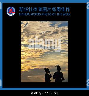 (241202) -- PEKING, 2. Dezember 2024 (Xinhua) -- XINHUA SPORTFOTO DER WOCHE (vom 18. November bis 1. Dezember 2024) ÜBERMITTELT am 2. Dezember 2024. Darsteller in ethnischen Kostümen werden vor der Eröffnungszeremonie der 12. Nationalen traditionellen Spiele ethnischer Minderheiten Chinas in Sanya, südchinesischer Provinz Hainan, am 22. November 2024 gesehen. (Xinhua/Li Ga) Stockfoto