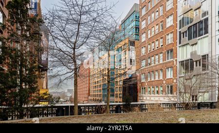 Manhattan, New York, USA - 16. Februar 2023: Blick auf die Hight Line mit ihren typischen Gebäuden von oben, während Menschen an einem grauen Wintertag besuchen Stockfoto