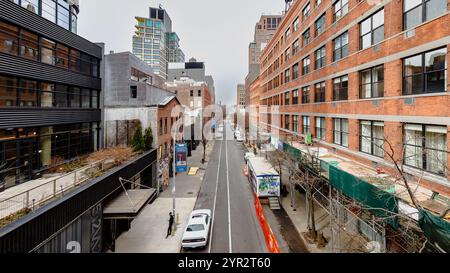 Manhattan, New York, USA - 16. Februar 2023: Blick auf die Hight Line mit ihren typischen Gebäuden von oben, während Menschen an einem grauen Wintertag besuchen Stockfoto