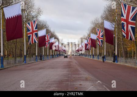 Flaggen von Katar und Union Jacks säumen die Mall, die zum Buckingham Palace führt, bevor der Staatsbesuch des Emirs von Katar, Scheich Tamim bin Hamad Al Thani, stattfindet. (Foto: Vuk Valcic / SOPA Images/SIPA USA) Stockfoto