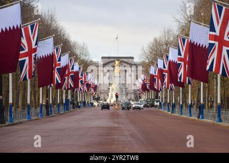 London, Großbritannien. Dezember 2024. Flaggen von Katar und Union Jacks säumen die Mall, die zum Buckingham Palace führt, bevor der Staatsbesuch des Emirs von Katar, Scheich Tamim bin Hamad Al Thani, stattfindet. (Foto: Vuk Valcic/SOPA Images/SIPA USA) Credit: SIPA USA/Alamy Live News Stockfoto