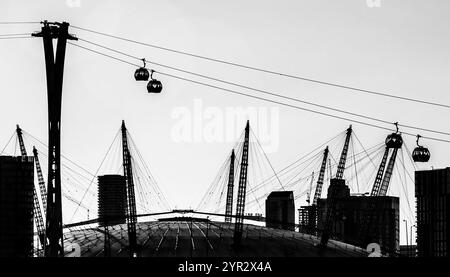 Silhouetten der Seilbahn „hängen“ über dem O2. In London Stockfoto