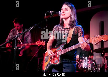 Die Sängerin und Songwriterin Sharon Van Etten und ihre Band im Birmingham Glee Club am 11. Juli 2012. Stockfoto