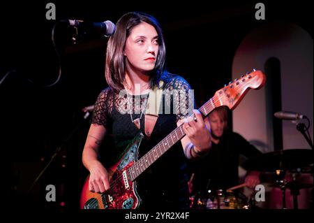 Die Sängerin und Songwriterin Sharon Van Etten und ihre Band im Birmingham Glee Club am 11. Juli 2012. Stockfoto