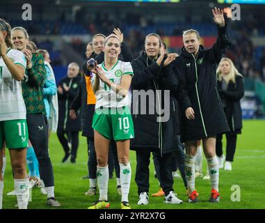 Cardiff, Großbritannien. November 2024. Irische Spieler nach dem Spiel - Qualifikationsspiel für die UEFA Women's Euro 2025 zwischen Wales und der Republik Irland im Cardiff City Stadium in Cardiff, Wales. (B. East/SPP) Credit: SPP Sport Press Photo. /Alamy Live News Stockfoto