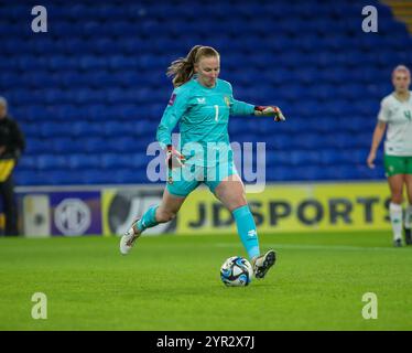 Cardiff, Großbritannien. November 2024. Courtney Brosnan (1. Republik Irland) mit dem Pass während des Qualifikationsspiels zur UEFA Women's Euro 2025 zwischen Wales und der Republik Irland im Cardiff City Stadium in Cardiff, Wales. (B. East/SPP) Credit: SPP Sport Press Photo. /Alamy Live News Stockfoto