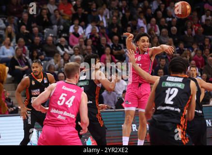 Bonn, Deutschland. Dezember 2024. Angelo Allegri (Bonn), Telekom Baskets Bonn vs ratiopharm Ulm, easyCredit BBL, Spieltag 10, Bonn, 01.12.2024. Quelle: Jürgen Schwarz/Alamy Live News Stockfoto