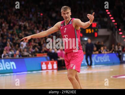 Bonn, Deutschland. Dezember 2024. Sam Griesel (Bonn), Telekom Baskets Bonn vs ratiopharm Ulm, easyCredit BBL, Spieltag 10, Bonn, 01.12.2024. Quelle: Jürgen Schwarz/Alamy Live News Stockfoto