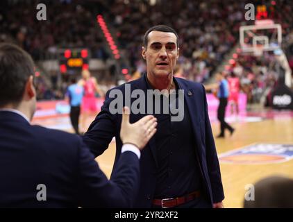 Bonn, Deutschland. Dezember 2024. Cheftrainer Roel Moors (Bonn), Telekom Baskets Bonn vs ratiopharm Ulm, easyCredit BBL, Spieltag 10, Bonn, 01.12.2024. Quelle: Jürgen Schwarz/Alamy Live News Stockfoto