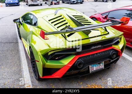 Chicago, Illinois - 29. September 2024: 2021 Lamborghini Huracan STO. Metallic Green 2021 Lamborghini Huracan STO parkte auf der Straße. Lamborghini ist Stockfoto