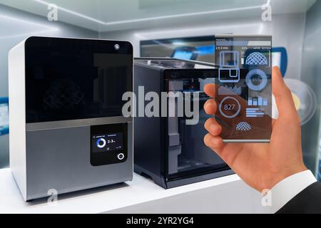 Hand mit futuristischen transparent Smartphone. Anwendung für den 3D-Drucker im Labor. Stockfoto