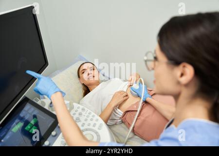 Ein Gynäkologe führt eine diagnostische Untersuchung bei einer Patientin durch, um sie zu versorgen und zu unterstützen. Stockfoto