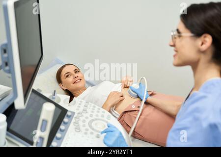 Ein Gynäkologe führt eine Ultraschalluntersuchung an einer Patientin in einer modernen Klinik durch. Stockfoto