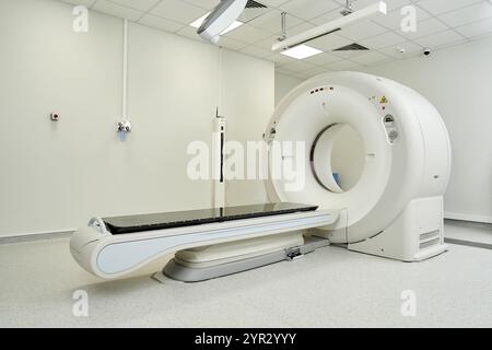 Ein makelloser Krankenhausraum bietet ein hochmodernes MRT-Gerät, das für die Patientendiagnostik bereit ist. Stockfoto