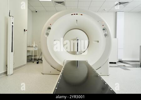 Ein erstklassiges MRT-Gerät steht in der Radiologie-Abteilung für die Patientenversorgung bereit. Stockfoto