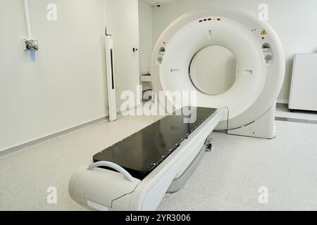 Heller und geräumiger Krankenhausbereich mit einem MRT-Gerät, das für die Patientendiagnostik bereit ist. Stockfoto