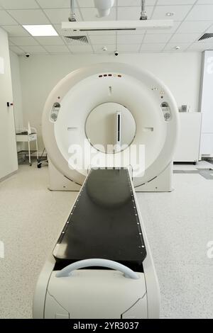 Das High-Tech-MRT-Gerät steht in einem sauberen und geordneten Krankenhaus-Setting für die Diagnose bereit. Stockfoto