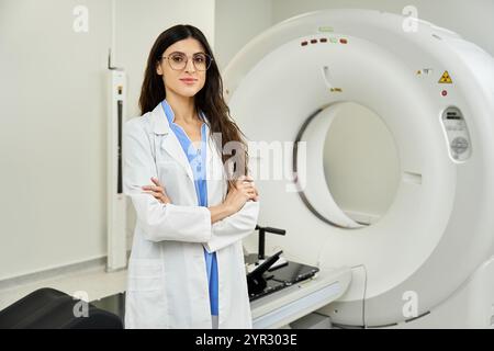 Ärztin im Laborkittel sorgt für die Patientenversorgung in der Radiologie. Stockfoto