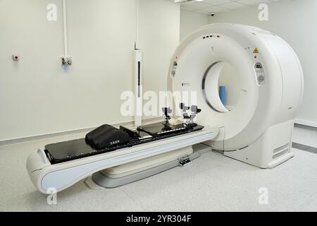 Modernste MRT-Geräte stehen in einer unberührten Krankenhausumgebung für die Diagnostik bereit. Stockfoto