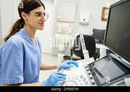 Gynäkologe führt einen Ultraschall in einer modernen Klinik durch, die auf die Gesundheit der Frauen spezialisiert ist. Stockfoto