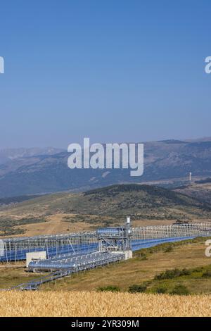 Thermodynamisches Solarkraftwerk vom Fresnel-Typ in llo, Frankreich Stockfoto