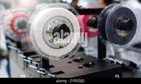 Spulen mit Kunststoff-Polymer für 3D-Drucker. Stockfoto