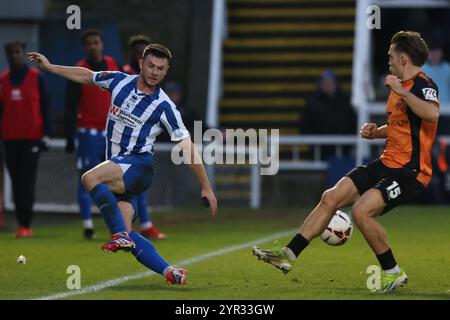 Nathan Sheron von Hartlepool United im Kampf mit Ryan Glover von Barnet während des Vanarama National League-Spiels zwischen Hartlepool United und Barnet im Victoria Park, Hartlepool am Samstag, den 30. November 2024. (Foto: Mark Fletcher | MI News) Credit: MI News & Sport /Alamy Live News Stockfoto