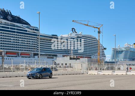 Marseille. Frankreich - 2. Dezember 2024: Ein großes Kreuzfahrtschiff der MSC legte im Hafen von Marseille an und zeigte sein modernes Design und mehrere Decks darunter Stockfoto