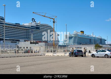 Marseille. Frankreich - 2. Dezember 2024: Ein modernes Kreuzfahrtschiff der MSC liegt in Marseille an und besticht durch seine beeindruckende Größe und sein Design Stockfoto