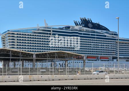 Marseille. Frankreich - 2. Dezember 2024: Das Bild zeigt ein riesiges Kreuzfahrtschiff der MSC, das im Hafen von Marseille vor Anker liegt und dessen elegante Architektur unterstreicht Stockfoto