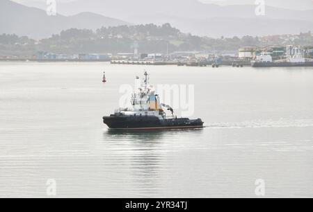 Spanisch Tug Trheintaycuatro in der Bucht von Santander Cantabria Spanien fährt an einem ruhigen Herbsttag auf ein eintreffendes Schiff Stockfoto