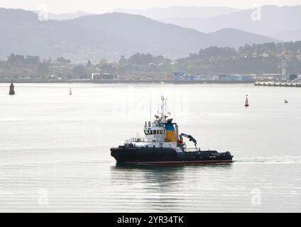 Spanisch Tug Trheintaycuatro in der Bucht von Santander Cantabria Spanien fährt an einem ruhigen Herbsttag auf ein eintreffendes Schiff Stockfoto