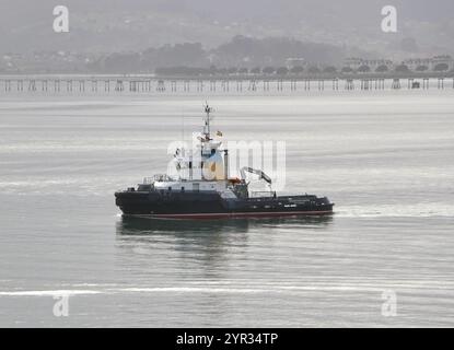 Spanisch Tug Trheintaycuatro in der Bucht von Santander Cantabria Spanien fährt an einem ruhigen Herbsttag auf ein eintreffendes Schiff Stockfoto