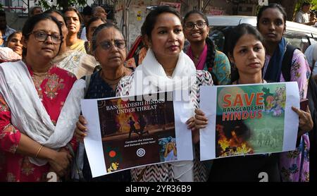 Mumbai, Indien. Dezember 2024. Protestinnen aus Vishva Hindu Parishad (VHP), Bajrang Dal und anderen hinduistischen Organisationen sammeln Plakate gegen die Gräueltaten, die an Hindus in Bangladesch begangen wurden, und fordern die Freilassung von Mönchen der Internationalen Gesellschaft für Krishna Bewusstsein (ISKCON) in der Nähe des Generalbüros des Konsulats von Bangladesch. Quelle: SOPA Images Limited/Alamy Live News Stockfoto