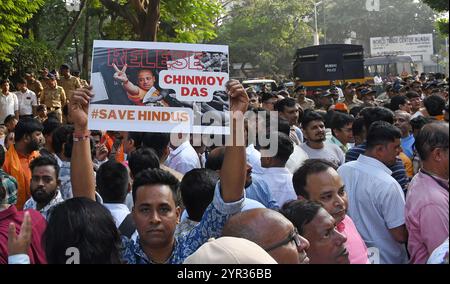 Mumbai, Indien. Dezember 2024. Demonstranten von Vishva Hindu Parishad (VHP), Bajrang Dal und anderen hinduistischen Organisationen sammeln Plakate gegen die Gräueltaten, die an Hindus in Bangladesch begangen wurden, und fordern die Freilassung der Mönche der Internationalen Gesellschaft für Krishna Bewusstsein (ISKCON) in der Nähe des Generalbüros des Bangladesch Konsulats in Mumbai. Quelle: SOPA Images Limited/Alamy Live News Stockfoto