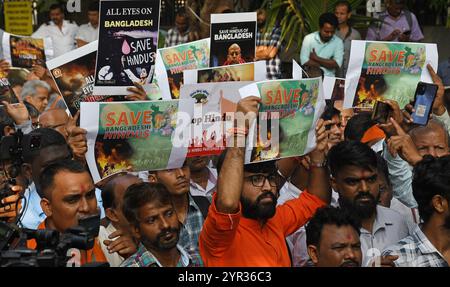 Mumbai, Indien. Dezember 2024. Demonstranten von Vishva Hindu Parishad (VHP), Bajrang Dal und anderen hinduistischen Organisationen sammeln Plakate gegen die Gräueltaten, die an Hindus in Bangladesch begangen wurden, und fordern die Freilassung der Mönche der Internationalen Gesellschaft für Krishna Bewusstsein (ISKCON) in der Nähe des Generalbüros des Bangladesch Konsulats in Mumbai. Quelle: SOPA Images Limited/Alamy Live News Stockfoto