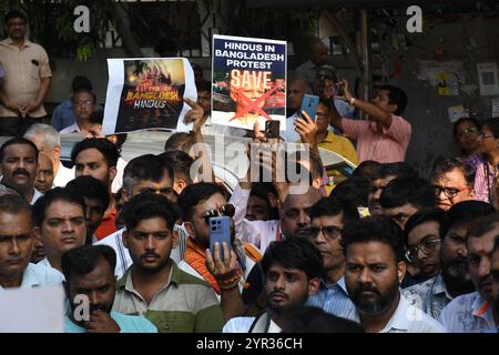 Mumbai, Indien. Dezember 2024. Demonstranten von Vishva Hindu Parishad (VHP), Bajrang Dal und anderen hinduistischen Organisationen sammeln Plakate gegen die Gräueltaten, die an Hindus in Bangladesch begangen wurden, und fordern die Freilassung der Mönche der Internationalen Gesellschaft für Krishna Bewusstsein (ISKCON) in der Nähe des Generalbüros des Bangladesch Konsulats in Mumbai. Quelle: SOPA Images Limited/Alamy Live News Stockfoto