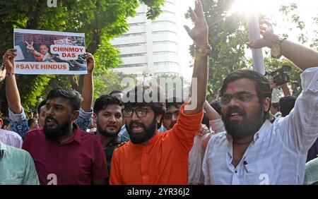 Mumbai, Indien. Dezember 2024. Demonstranten von Vishva Hindu Parishad (VHP), Bajrang Dal und anderen hinduistischen Organisationen rufen Slogans gegen die Gräueltaten an Hindus in Bangladesch und fordern die Freilassung von Mönchen der Internationalen Gesellschaft für Krishna Bewusstsein (ISKCON) in der Nähe des Generalbüros des Konsulats von Bangladesch. Quelle: SOPA Images Limited/Alamy Live News Stockfoto