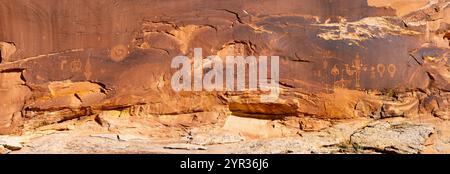 Panoramaaufnahme von Wolfman Panel, einer Petroglyphen der Antiker (Anasazi) in Butler Wash in der Nähe von Bluff, San Juan Country, Utah, USA auf einem wunderschönen Auto Stockfoto