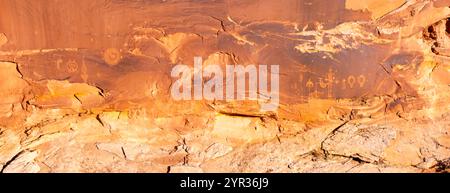 Luftaufnahme von Wolfman Panel, einer Petroglyphen der Antiker (Anasazi) in Butler Wash in der Nähe von Bluff, San Juan Country, Utah, USA, auf einer wunderschönen Insel Stockfoto