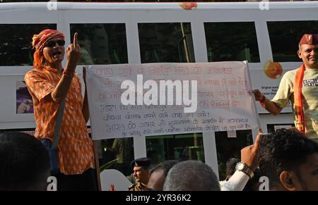 Mumbai, Indien. Dezember 2024. Demonstranten aus Vishva Hindu Parishad (VHP), Bajrang Dal und anderen hinduistischen Organisationen sammeln Plakate gegen die Gräueltaten, die an Hindus in Bangladesch begangen wurden, und fordern die Freilassung von Mönchen der Internationalen Gesellschaft für Krishna Bewusstsein (ISKCON) in der Nähe des Generalbüros des Konsulats von Bangladesch. Quelle: SOPA Images Limited/Alamy Live News Stockfoto