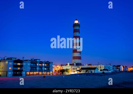 Aveiro Lighthouse, Farol da Praia da Barra, Ilhavo, Portugal - Stadt und Stadt neben Bucht, Meer und Meer. Bau des Leuchtturms als Wahrzeichen. Stockfoto