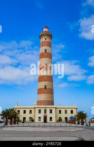 Aveiro Lighthouse, Farol da Praia da Barra, Ilhavo, Portugal - Stadt und Stadt neben Bucht, Meer und Meer. Bau des Leuchtturms als Wahrzeichen. Stockfoto