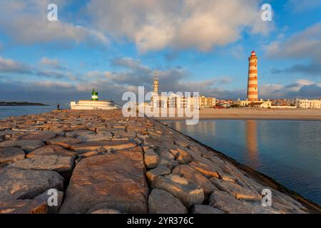 Aveiro Lighthouse, Farol da Praia da Barra, Ilhavo, Portugal - Stadt und Stadt neben Bucht, Meer und Meer. Bau des Leuchtturms als Wahrzeichen. Stockfoto